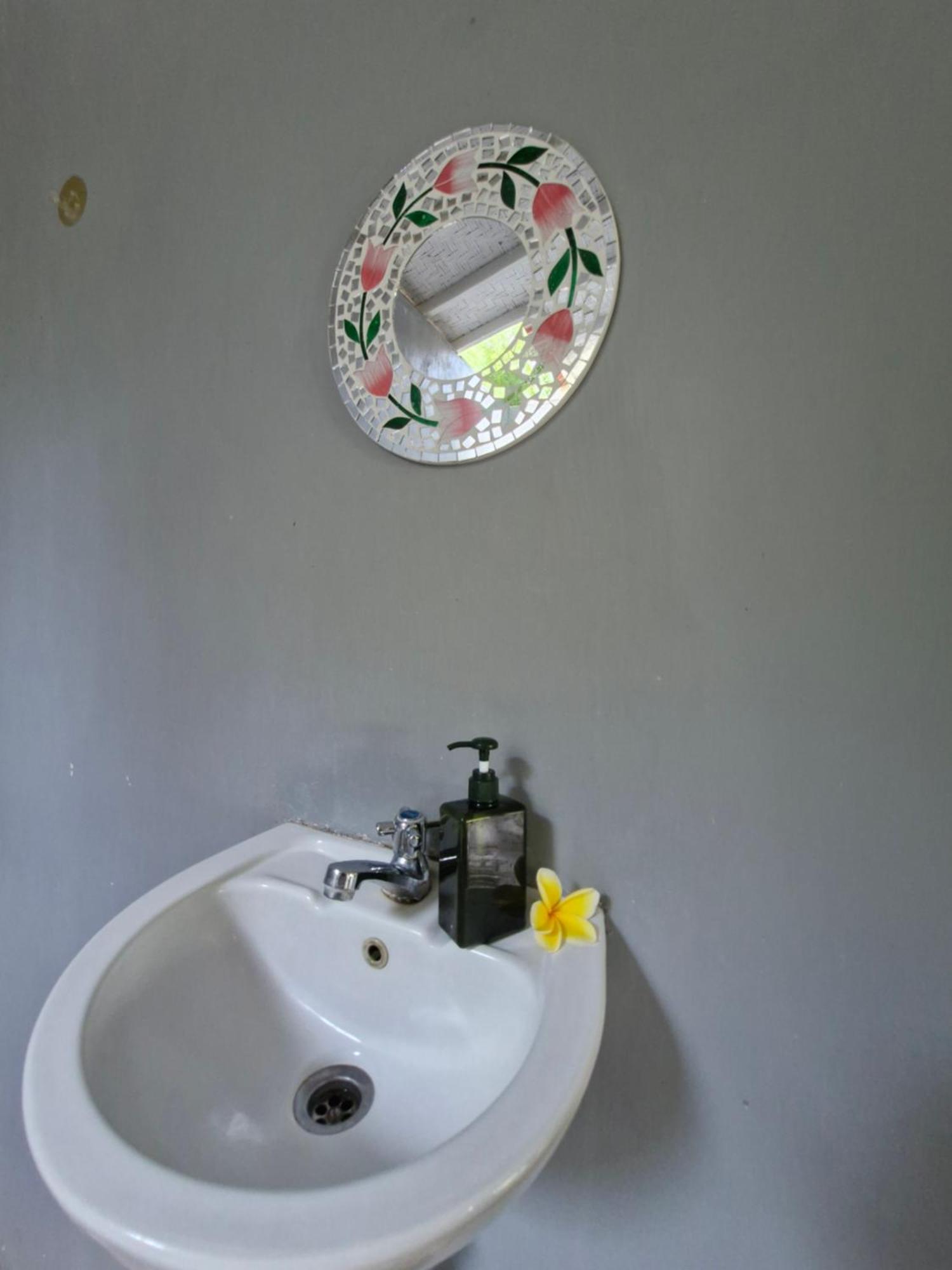 The Layar Homestay Batununggul Extérieur photo